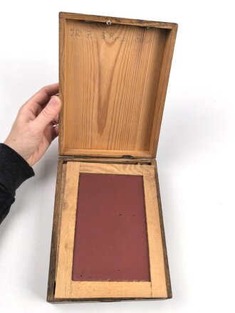 Kasten für persönliche Hygiene, laut Vorbesitzer aus dem Nachlass eines Offizier der Wehrmacht. Maße des Kasten etwa 16 x 21 x 6cm