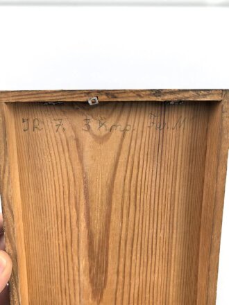 Kasten für persönliche Hygiene, laut Vorbesitzer aus dem Nachlass eines Offizier der Wehrmacht. Maße des Kasten etwa 16 x 21 x 6cm