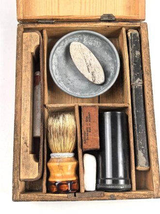 Kasten für persönliche Hygiene, laut Vorbesitzer aus dem Nachlass eines Offizier der Wehrmacht. Maße des Kasten etwa 16 x 21 x 6cm