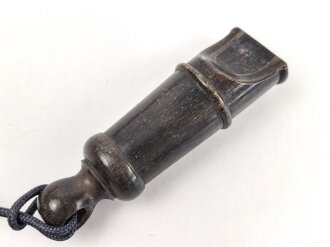 Trillerpfeife aus Holz , an Fangschnur