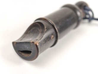 Trillerpfeife aus Holz , an Fangschnur