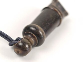 Trillerpfeife aus Holz , an Fangschnur