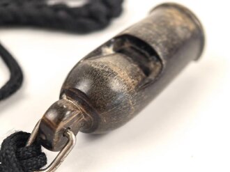 Trillerpfeife aus Holz , an Fangschnur, gebraucht