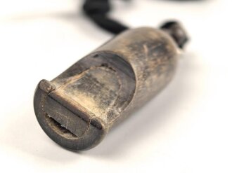 Trillerpfeife aus Holz , an Fangschnur, gebraucht