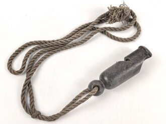 Trillerpfeife aus Holz , an Fangschnur, gebraucht