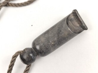 Trillerpfeife aus Holz , an Fangschnur, gebraucht