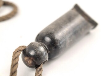 Trillerpfeife aus Holz , an Fangschnur, gebraucht