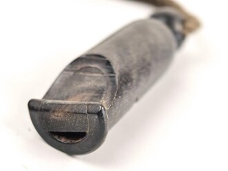 Trillerpfeife aus Holz , an Fangschnur, gebraucht