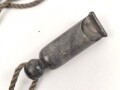 Trillerpfeife aus Holz , an Fangschnur, gebraucht