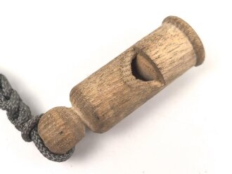 Trillerpfeife aus Holz , an Fangschnur