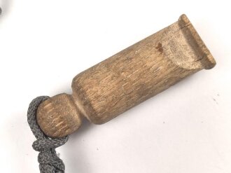 Trillerpfeife aus Holz , an Fangschnur