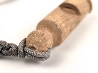 Trillerpfeife aus Holz , an Fangschnur