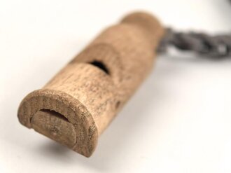 Trillerpfeife aus Holz , an Fangschnur