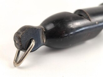 Trillerpfeife aus dunkelbrauner Preßmasse, gebraucht