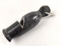 Trillerpfeife aus dunkelbrauner Preßmasse, gebraucht