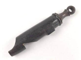Trillerpfeife aus dunkelbrauner Preßmasse, stark gebraucht