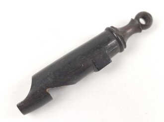 Trillerpfeife aus dunkelbrauner Preßmasse, stark gebraucht