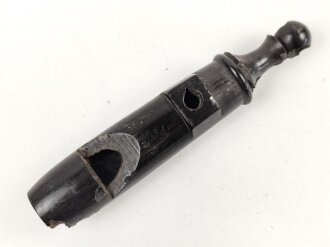 Trillerpfeife aus dunkelbrauner Preßmasse, stark gebraucht