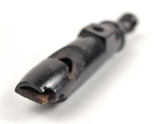 Trillerpfeife aus dunkelbrauner Preßmasse, stark gebraucht