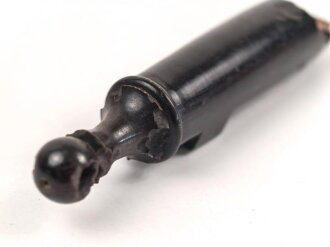 Trillerpfeife aus dunkelbrauner Preßmasse, stark gebraucht