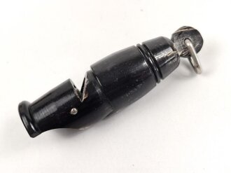 Trillerpfeife aus dunkelbrauner Preßmasse, guter Zustand