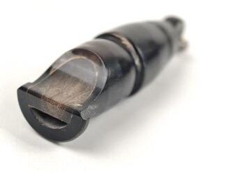 Trillerpfeife aus dunkelbrauner Preßmasse, guter Zustand