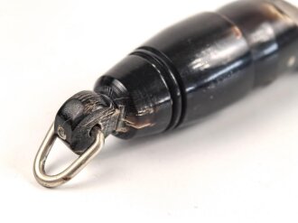 Trillerpfeife aus dunkelbrauner Preßmasse, guter Zustand