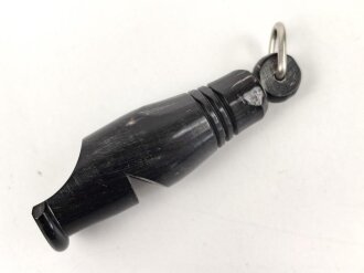 Trillerpfeife aus dunkelbrauner Preßmasse, guter Zustand