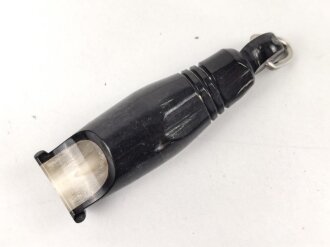 Trillerpfeife aus dunkelbrauner Preßmasse, guter Zustand