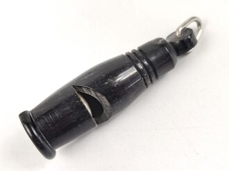 Trillerpfeife aus dunkelbrauner Preßmasse, guter Zustand