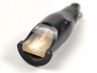 Trillerpfeife aus dunkelbrauner Preßmasse, guter Zustand