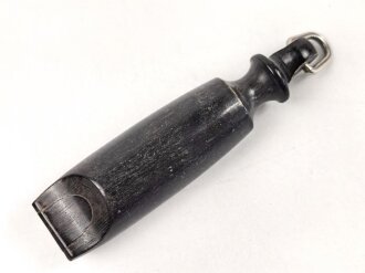 Trillerpfeife aus dunkelbrauner Preßmasse, gebraucht