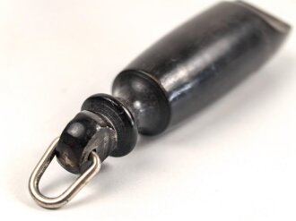 Trillerpfeife aus dunkelbrauner Preßmasse, gebraucht