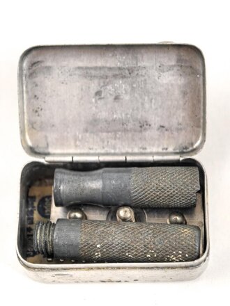 Zerlegbarer Metallrasierer in Aluminiumkästchen