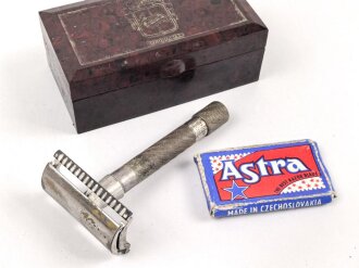 Metallrasierer in rotbrauner Preßstoffdose von...
