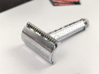 Metallrasierer in rotbrauner Preßstoffdose von Rotbart.
