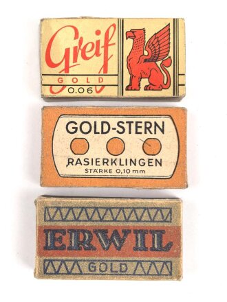 Drei Pack Rasierklingen, jeweils nicht auf...