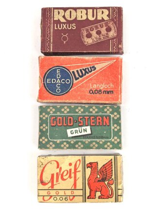 Vier Pack Rasierklingen, jeweils nicht auf...