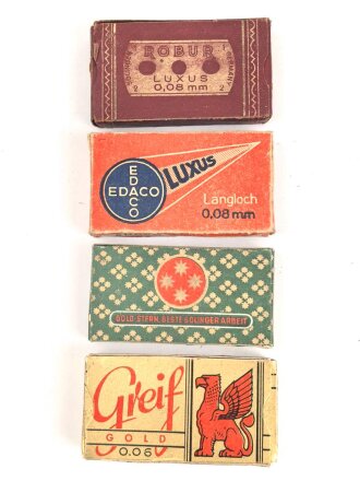 Vier Pack Rasierklingen, jeweils nicht auf...