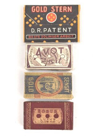 Vier Pack Rasierklingen, jeweils nicht auf...