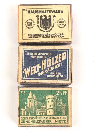 Drei Stück Zündholzverpackungen, meist leer