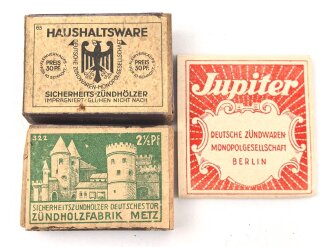 Drei Stück Zündholzverpackungen, meist leer