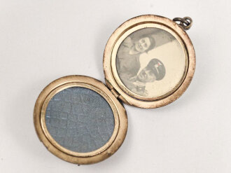 Damenanhänger für eine Kette, Durchmesser 30mm, innen Foto eines Reichspost Angehörigen samt Frau