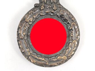 Tischadler / Parteiadler NSDAP  zum Aufstellen . Buntmetall, Flügelspannweite 23cm, das Hakenkreuz poliert. Sehr guter Zustand