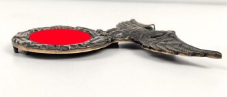 Tischadler / Parteiadler NSDAP  zum Aufstellen . Buntmetall, Flügelspannweite 23cm, das Hakenkreuz poliert. Sehr guter Zustand