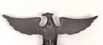 Tischadler / Parteiadler NSDAP  zum Aufstellen . Buntmetall, Flügelspannweite 23cm, das Hakenkreuz poliert. Sehr guter Zustand