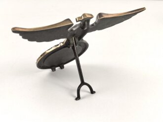 Tischadler / Parteiadler NSDAP  zum Aufstellen . Buntmetall, Flügelspannweite 23cm, das Hakenkreuz poliert. Sehr guter Zustand