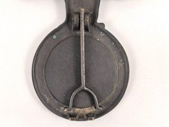 Tischadler / Parteiadler NSDAP  zum Aufstellen . Buntmetall, Flügelspannweite 23cm, das Hakenkreuz poliert. Sehr guter Zustand