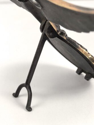 Tischadler / Parteiadler NSDAP  zum Aufstellen . Buntmetall, Flügelspannweite 23cm, das Hakenkreuz poliert. Sehr guter Zustand