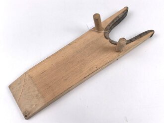 Stiefelauszieher " Stiefelknecht" aus Holz," Sturm DRGM" . Gesamtlänge 35cm